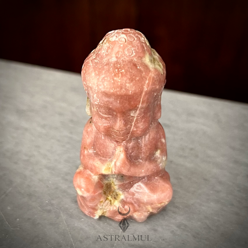 Buda Tallado en Calcita Roja Natural – 6 cm