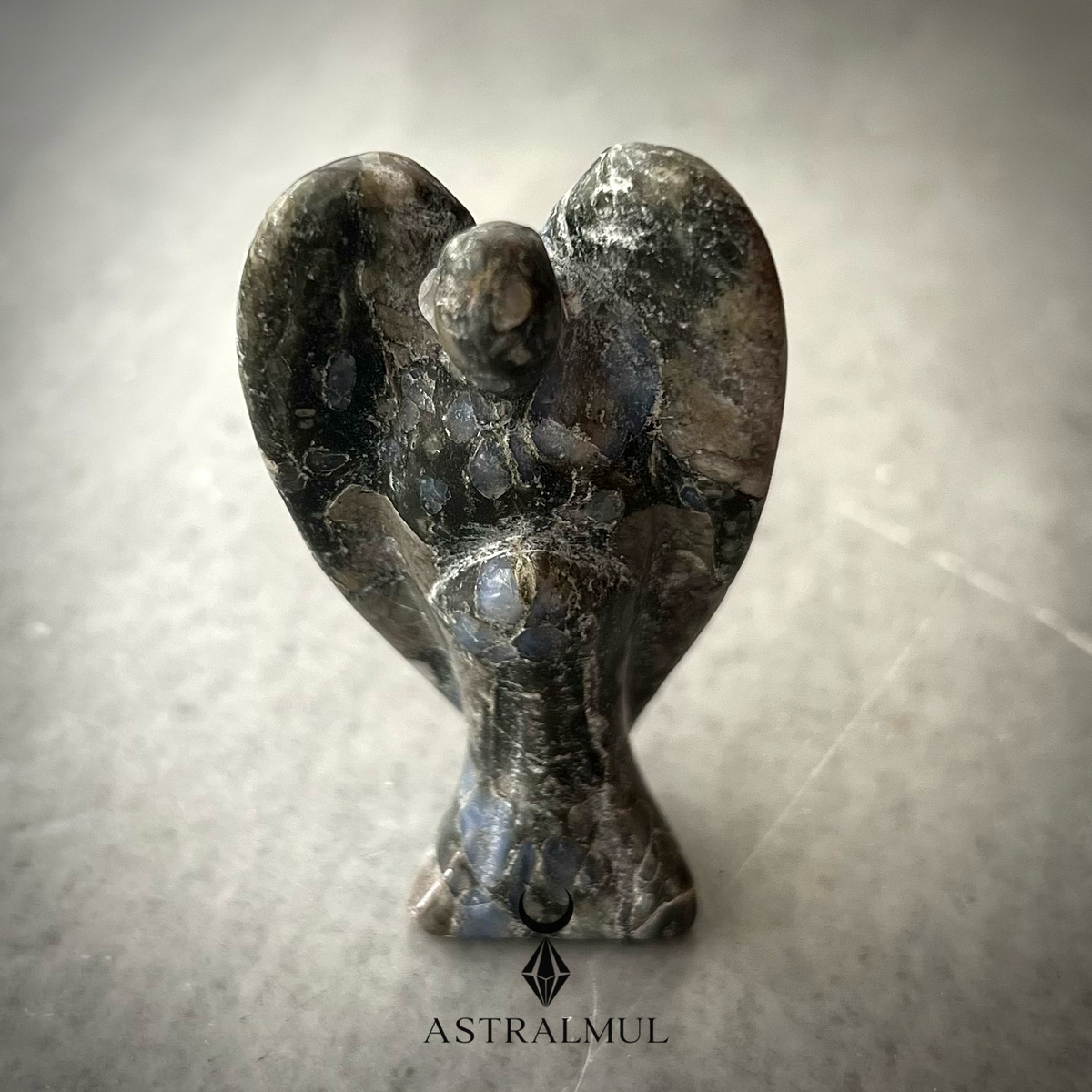 Ángel Tallado en Glaucofana Natural – 6 cm