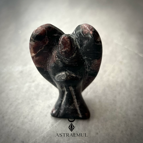 Ángel Tallado en Granate Natural – 6 cm