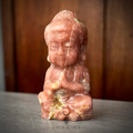 Buda Tallado en Calcita Roja Natural – 6 cm
