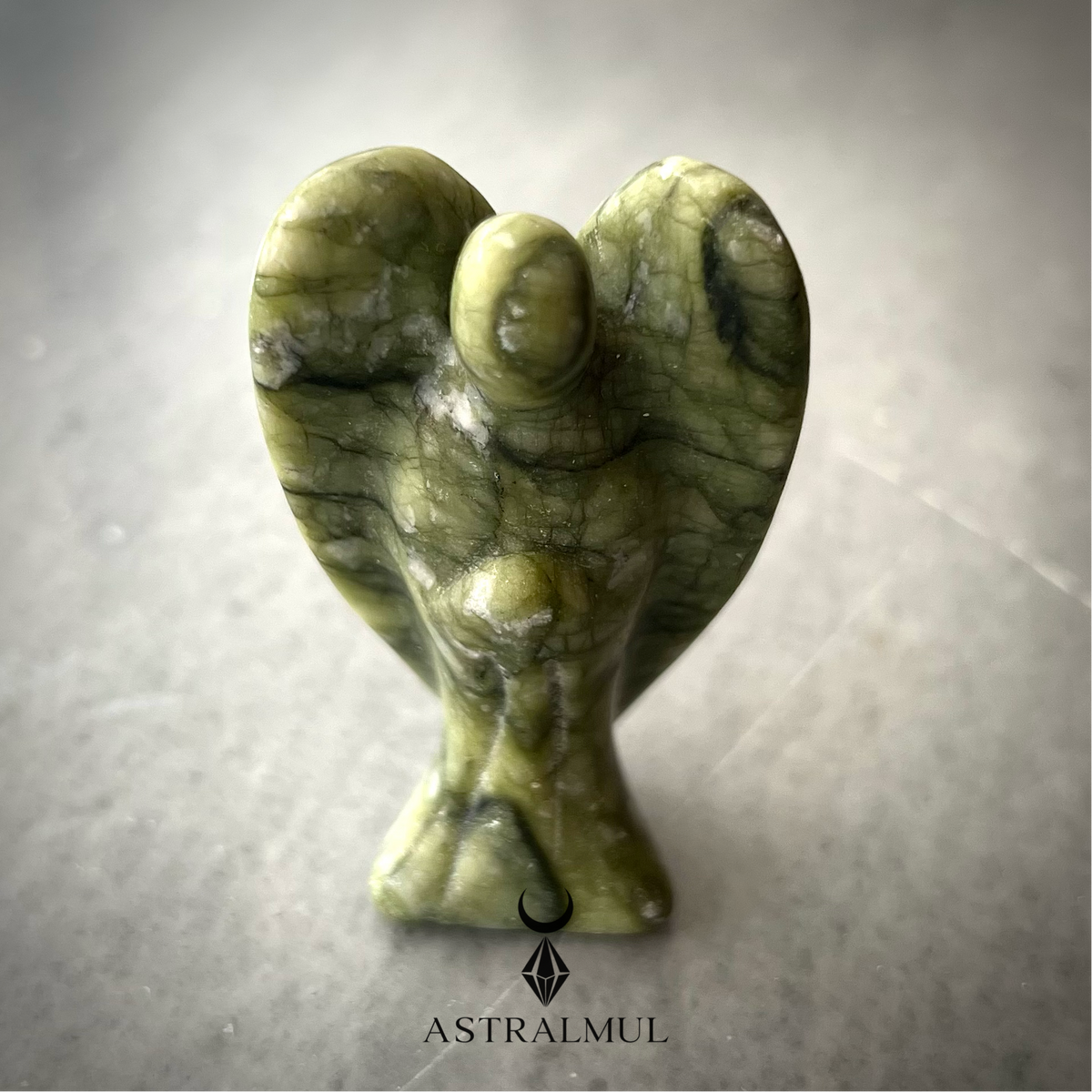 Ángel Tallado en Jade Xiuyan Natural – 6 cm