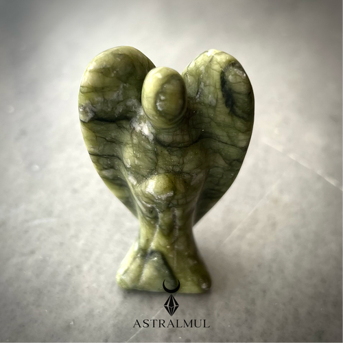 Ángel Tallado en Jade Xiuyan Natural – 6 cm