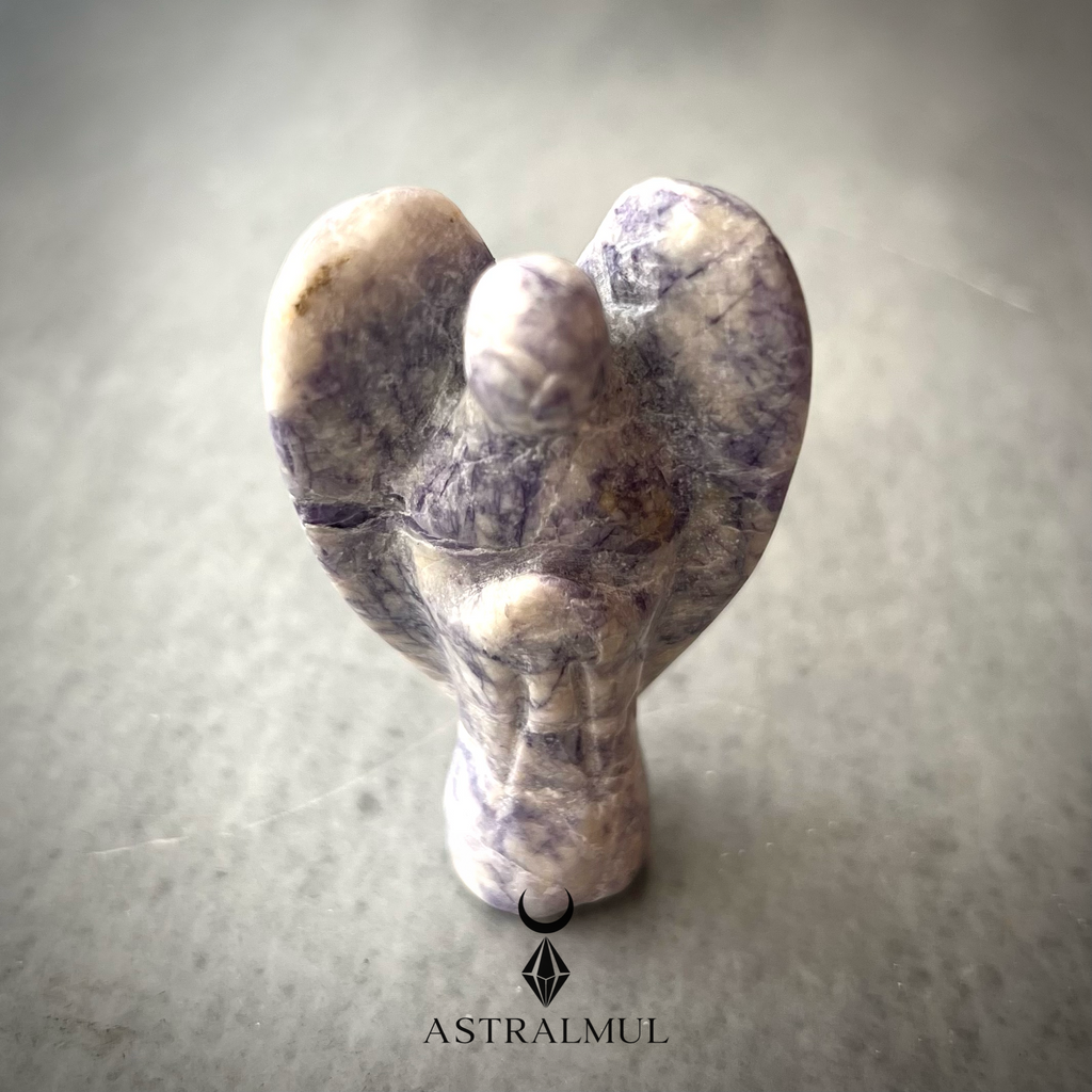 Ángel Tallado en Tiffany Morada Natural – 6 cm