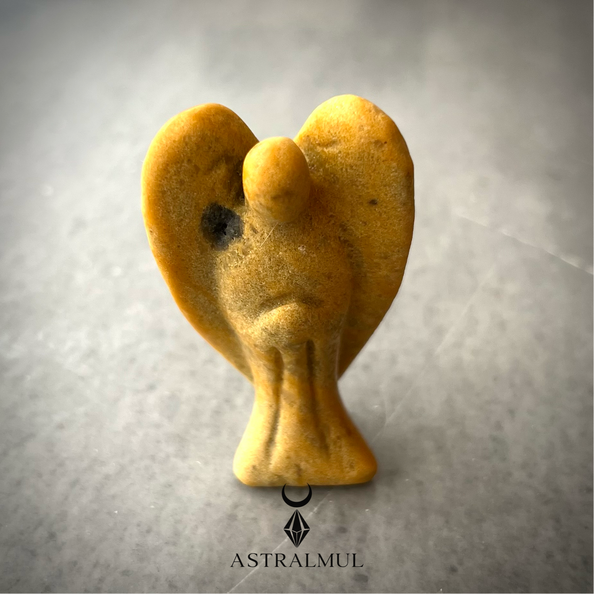 Ángel Tallado en Jade Amarillo Natural – 6 cm