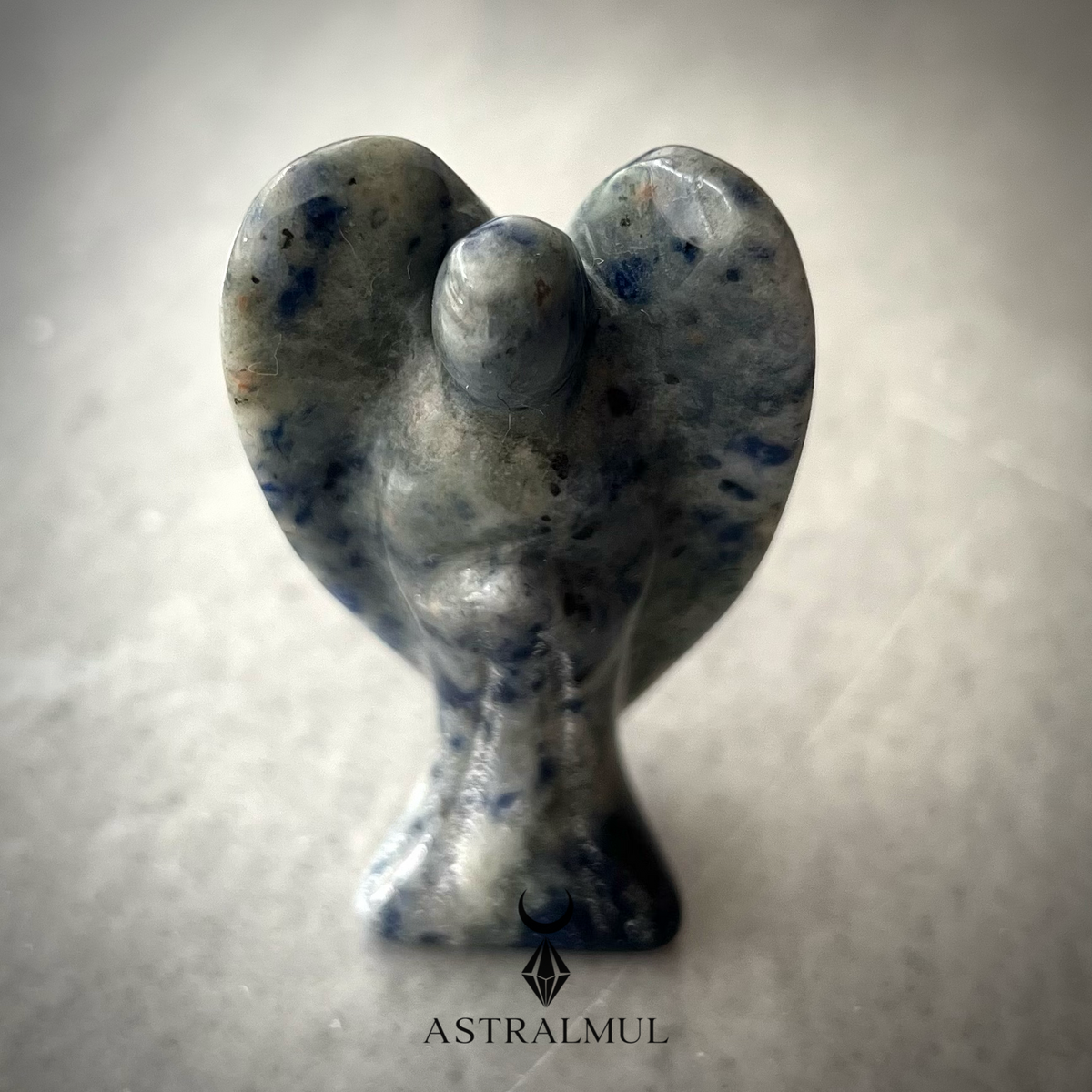 Ángel Tallado en Sodalita Natural – 6 cm