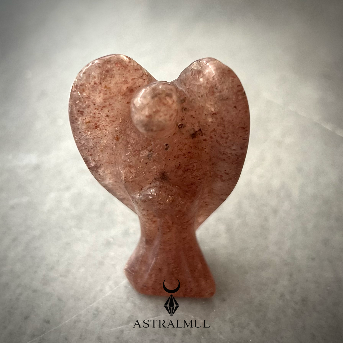 Ángel Tallado en Cuarzo Fresa Natural – 6 cm